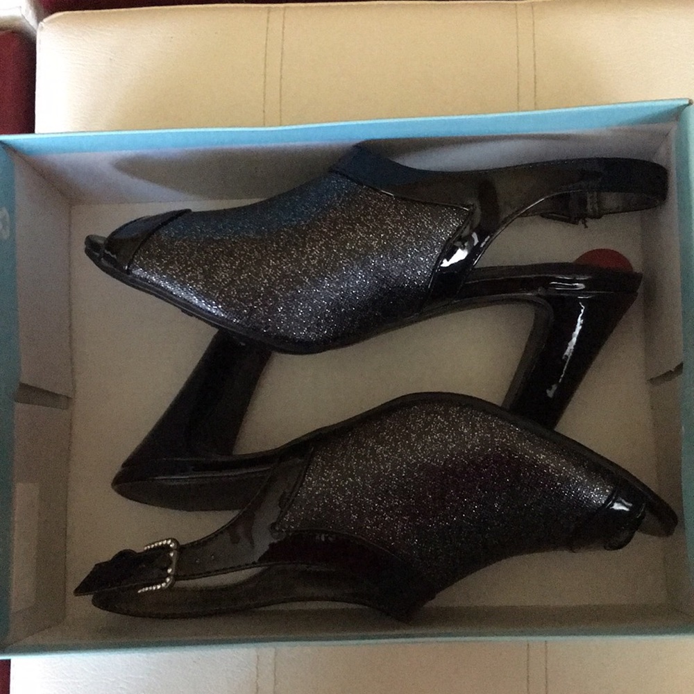 Life stride “Caldwell” heels